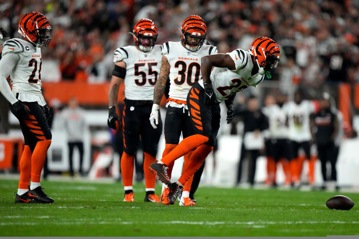 Cincinnati Bengals cornerback Chidobe Awuzie (22) limps off the field in the second quarter during an NFL Week 8 game against the Cleveland Browns, Monday, Oct. 31, 2022, at FirstEnergy Stadium in Cleveland. Nfl Cincinnati Bengals At Cleveland Browns Oct 31 0022